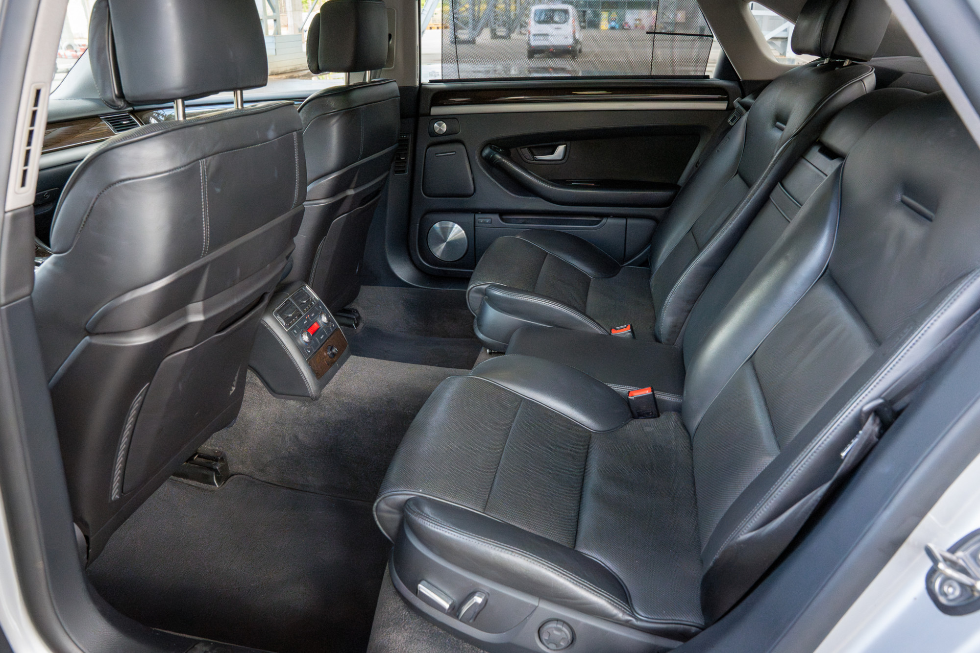 Druskininkų savivaldybės administracija elektroniniame viešame prekių aukcione parduoda lengvąjį automobilį Audi A8