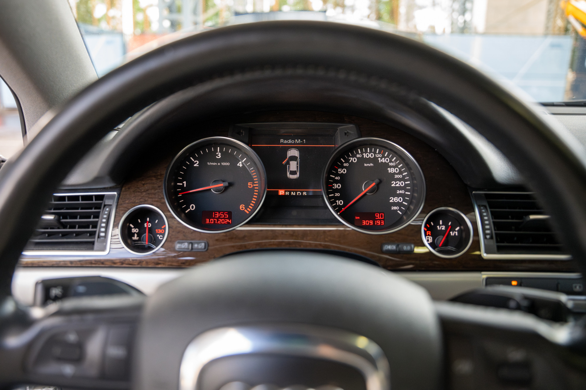 Druskininkų savivaldybės administracija elektroniniame viešame prekių aukcione parduoda lengvąjį automobilį Audi A8