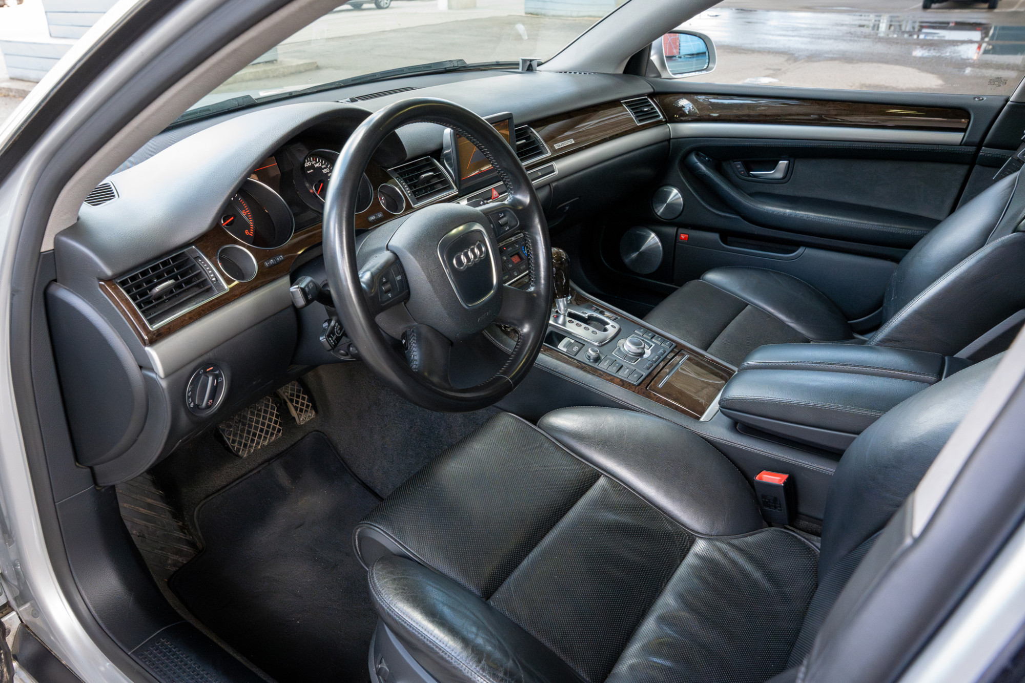 Druskininkų savivaldybės administracija elektroniniame viešame prekių aukcione parduoda lengvąjį automobilį Audi A8