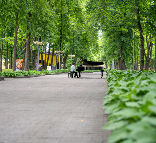 Pianinas Vilniaus alėjoje 4.jpg