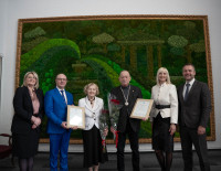 Druskininkų garbės piliečių vardai suteikti poetui Kornelijui Plateliui ir pedagogei Zitai Joanai Jančiauskienei